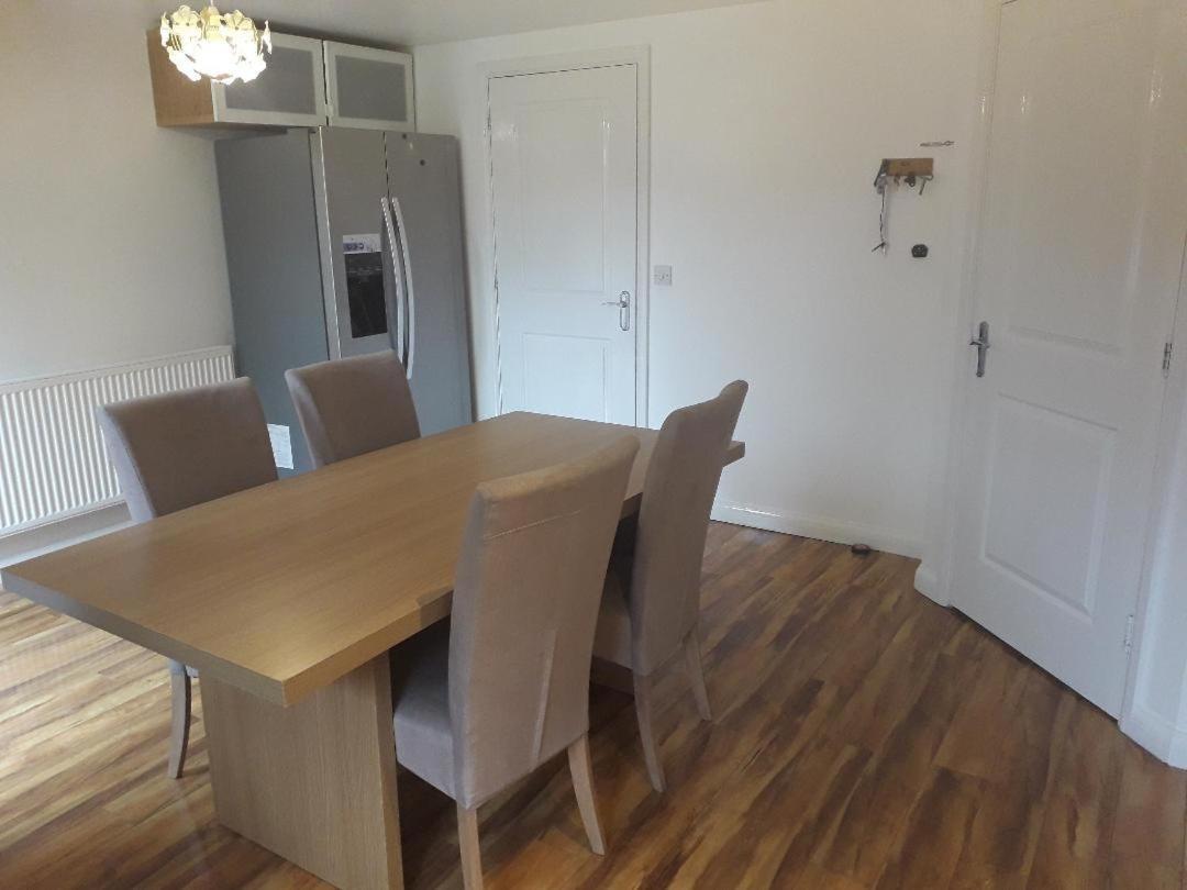 5 Bed House With Free Secure Parking In Pleasant Quiet Location Villa Wolverhampton Exterior photo