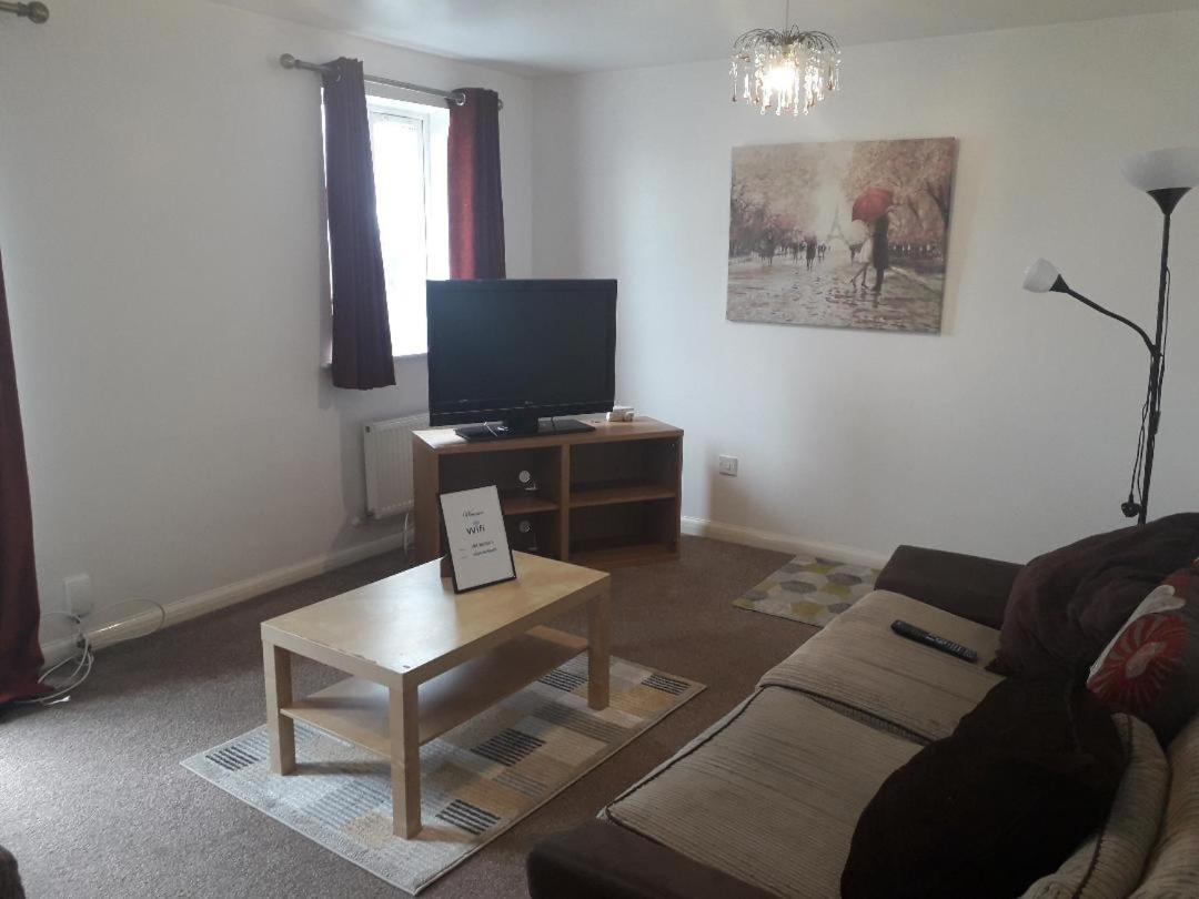 5 Bed House With Free Secure Parking In Pleasant Quiet Location Villa Wolverhampton Exterior photo
