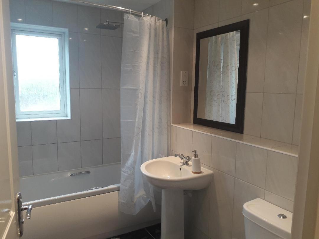 5 Bed House With Free Secure Parking In Pleasant Quiet Location Villa Wolverhampton Exterior photo