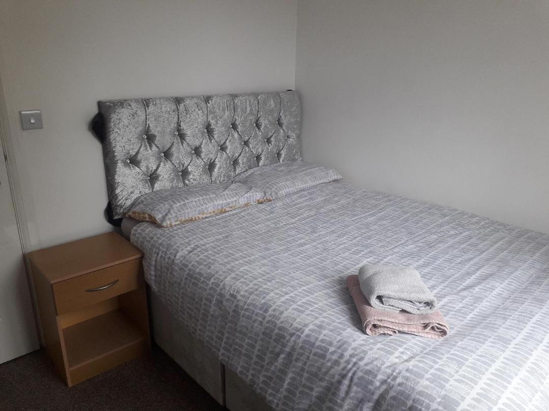 5 Bed House With Free Secure Parking In Pleasant Quiet Location Villa Wolverhampton Exterior photo