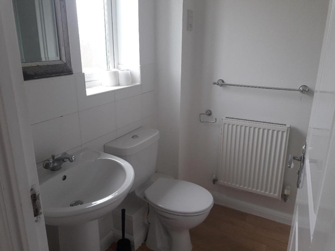 5 Bed House With Free Secure Parking In Pleasant Quiet Location Villa Wolverhampton Exterior photo