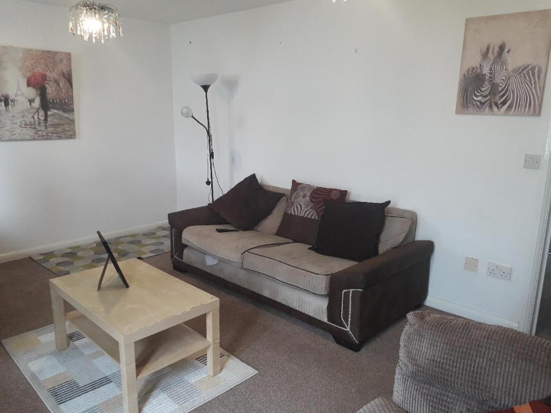 5 Bed House With Free Secure Parking In Pleasant Quiet Location Villa Wolverhampton Exterior photo
