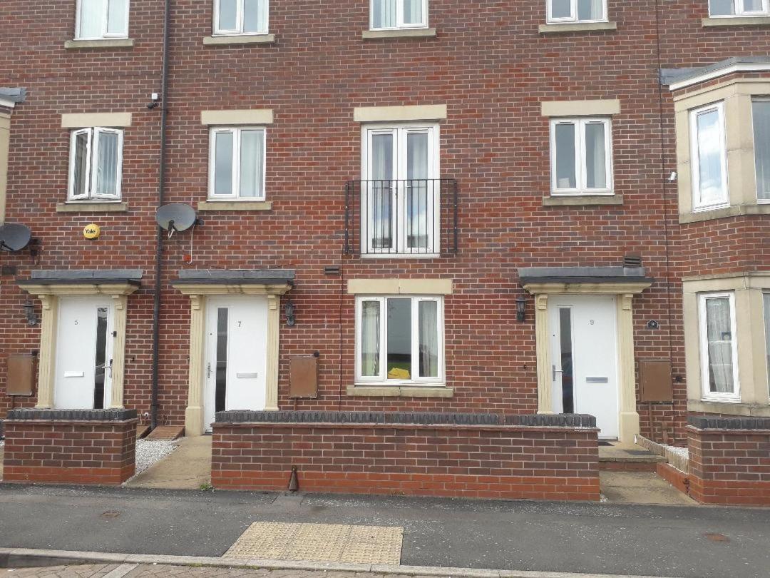5 Bed House With Free Secure Parking In Pleasant Quiet Location Villa Wolverhampton Exterior photo