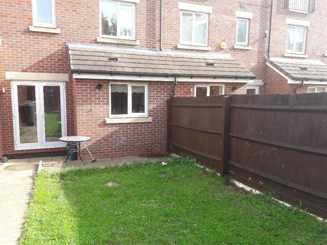 5 Bed House With Free Secure Parking In Pleasant Quiet Location Villa Wolverhampton Exterior photo